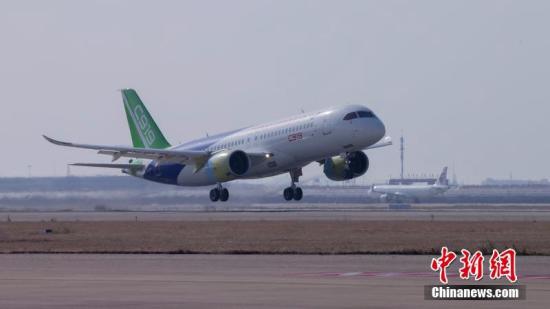 12月17日，上午10时34分，国产大型客机C919-10102架机在上海浦东机场第四跑道首次飞上蓝天。商飞公司供图