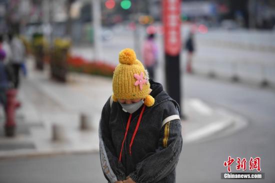 12月16日，寒风中的市民。 <a target='_blank' href='http://www.chinanews.com/'>中新社</a>记者 刘冉阳 摄
