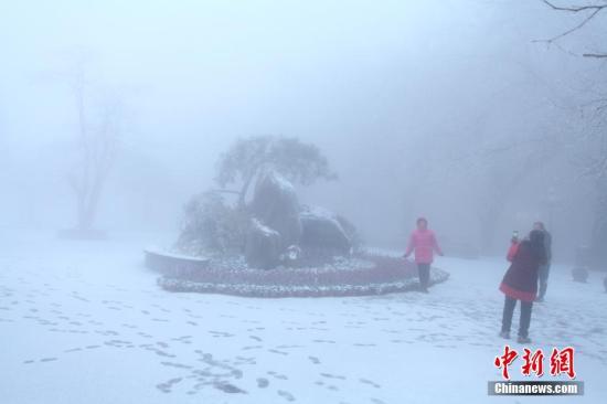 受强冷空气影响，12月16日清晨，江西庐山风景区降下2017年入冬第一场雪。 吴健 摄
