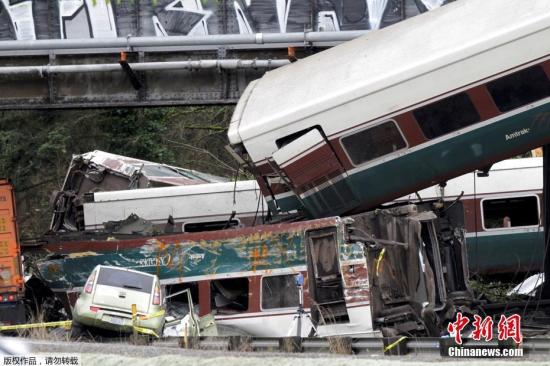 当地时间12月18日，美国全国铁路客运公司一列客车在华盛顿州塔科马以南脱轨，造成多人死伤。