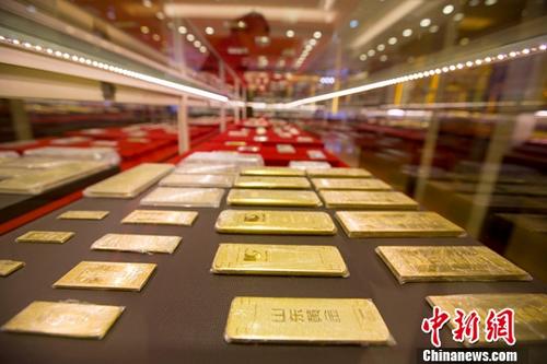 11月1日，山西太原，金店工作人员正在清点金条。当日，中国黄金协会发布的数据显示，2017年前三季度，中国黄金消费同比增长15.49%。今年前三季度中国黄金实际消费量815.89吨，与去年同期相比增长15.49%。金条销售继续保持大幅增长，前三季度消费222.07吨，同比增长44.45%；黄金首饰销售再次回暖，前三季度销售503.87吨，同比增长7.44%。<a target='_blank' href='http://www.chinanews.com/'>中新社</a>记者 张云 摄