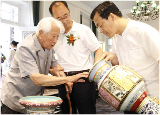 95岁高龄的著名陶瓷专家耿宝昌先生亲临研讨会