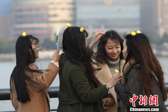 上海中心气象台挂出了大风蓝色预警，女孩们的头发在风中凌乱。　张亨伟 摄