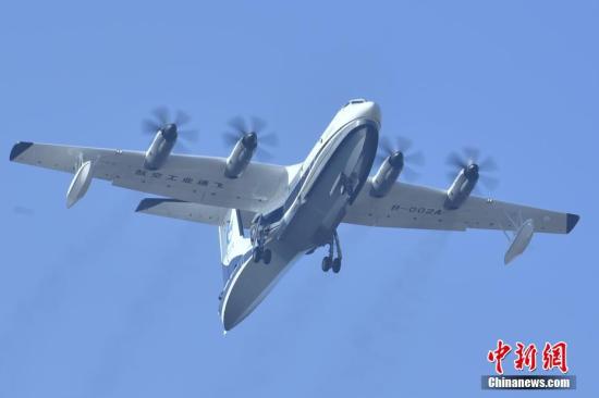 12月24日，备受关注的全球在研最大水陆两栖飞机AG600在珠海金湾机场进行首次研发试飞。 <a target='_blank' href='http://www.chinanews.com/'>中新社</a>记者 陈骥旻 摄 文字来源：广州日报