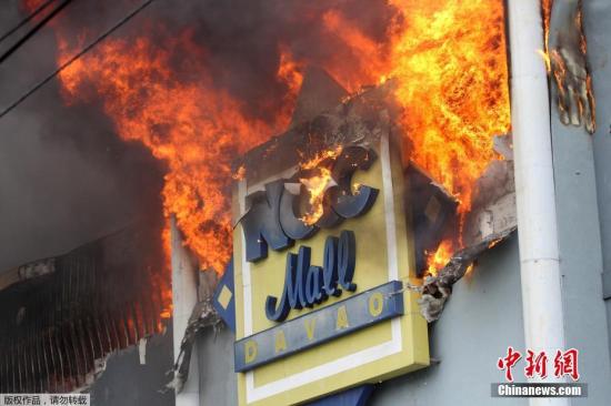 菲律宾南部重镇达沃市的一所商场在12月23日上午传出火警，截至当晚11时，火势仍未扑灭，火灾已经超过13个小时。