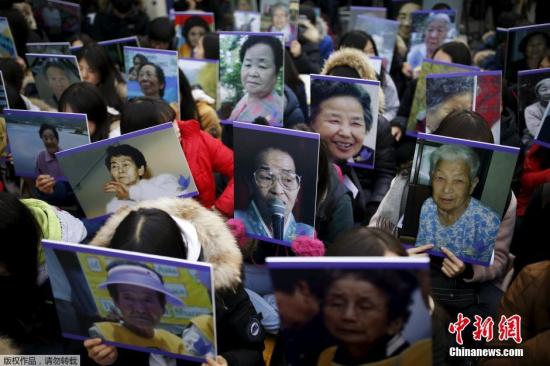 资料图片：韩国首尔，当地民众手中高举慰安妇的照片，在日本使馆前集会抗议。