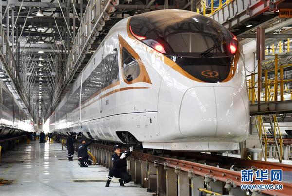 　12月27日，天津动车客车段动车运用所工作人员对“复兴号”动车组进行巡检，为铁路调图做好安全保障。从铁路部门了解到，全国铁路将于12月28日起实施新的列车运行图。