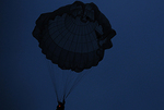 空降兵某旅组织千余新兵首次夜间跳伞