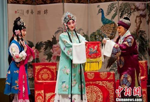 资料图：由国家京剧院献演的传统戏曲大剧《锁麟囊》在甘肃大剧院上演。　钟欣 摄