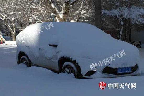 昨天上午，乌鲁木齐积雪达36厘米，汽车轮胎被淹没一半。（图/叶春雷）