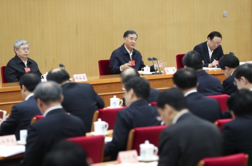 近日，全国扶贫开发工作会议在北京召开，中共中央政治局常委、国务院扶贫开发领导小组组长汪洋出席会议并讲话。