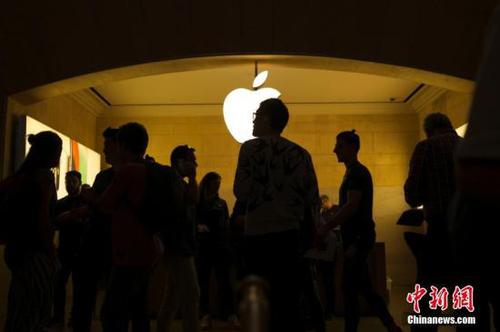 当地时间11月3日，苹果iPhoneX在美国上市销售，位于纽约中央车站的苹果专卖店iPhoneX销售火爆。 <a target='_blank' href='http://www.chinanews.com/'>中新社</a>记者 廖攀 摄