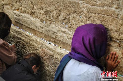 资料图：犹太教徒在耶路撒冷哭墙祷告。哭墙又称西墙，是耶路撒冷旧城古代犹太国第二圣殿护墙的一段，也是第二圣殿护墙的仅存遗址，长约50米，高约18米，由大石块筑成。<a target='_blank' href='http://www.chinanews.com/' >中新网</a>记者 李雨昕 摄