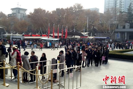 排队进入陕西历史博物馆的观众。　陕西省文物局 摄