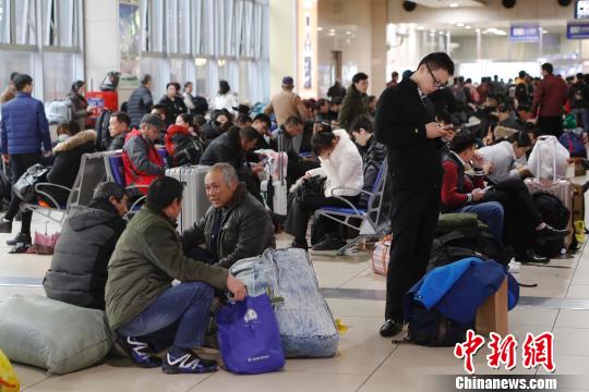 旅客在铁路上海站后车室内等待检票。　殷立勤 摄