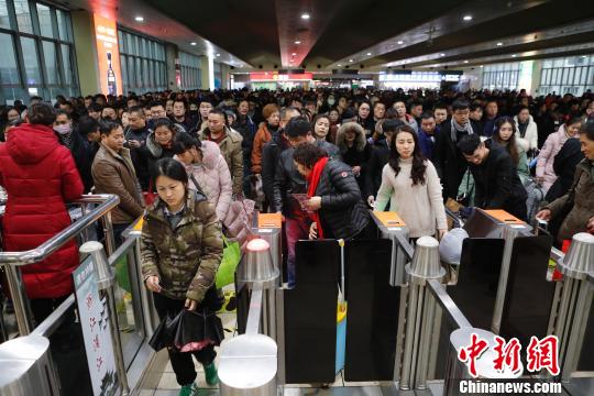 旅客在铁路上海站检票上车前往自己的目的地。　殷立勤 摄