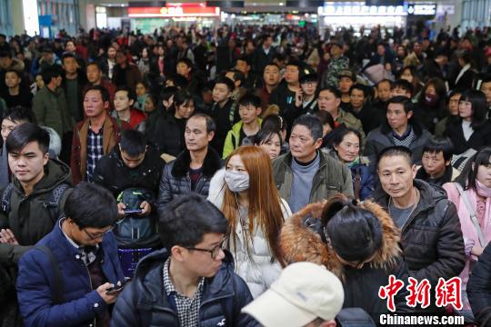 旅客在铁路上海站检票上车前往自己的目的地。　殷立勤 摄