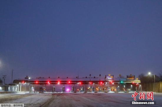 图为因暴雪天气而封闭的纽约高速公路入口。