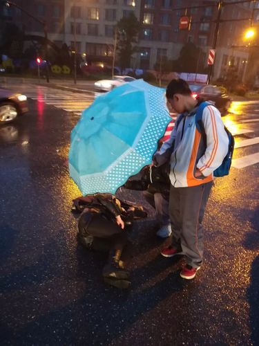 两名初中生路遇车祸为受伤者撑伞 用行动温暖冬天