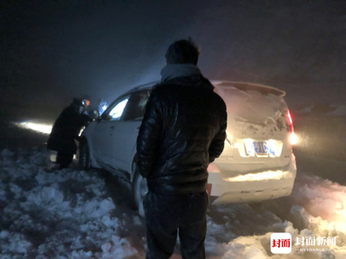 情侣自驾被困大雪山 以为要被冻死时警察敲响车窗