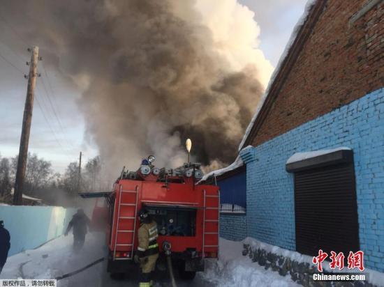 据俄新社报道，跟据俄罗斯紧急情况部发布的数据，起火区域在2000平方米之内，鞋制品及其原料燃烧释放出大量有毒气体。图为救火现场。