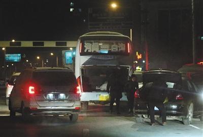 　　1月2日早上6时许，河间市汽车站，一辆黑色私家车正将“驴肉”搬进一辆河间开往白沟的客运大巴上。