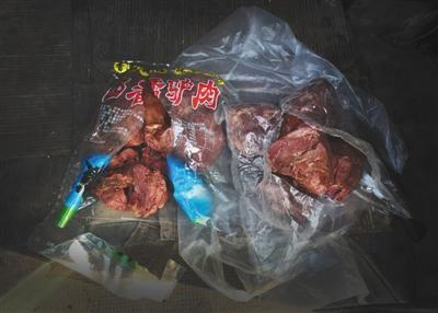 　一名黑作坊老板带了两袋“驴肉”给记者看货，左边一袋为冷冻马肉，右边一袋实为猪肉。