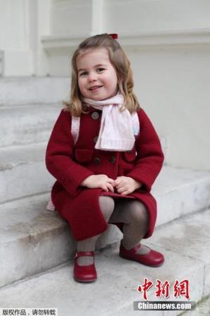 当地时间2018年1月8日，英国夏洛特小公主(Princess Charlotte)拍幼儿园入学首日照，一身小淑女LOOK的她尽显皇家气质，坐在台阶上凹造型，可爱满分。