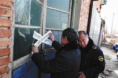　昨日，河北河间市执法人员查封一处非法加工驴肉的黑作坊。新京报记者 彭子洋 摄 