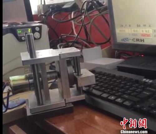 广东惠州一火车票代售点现“机器人抢票键盘手”