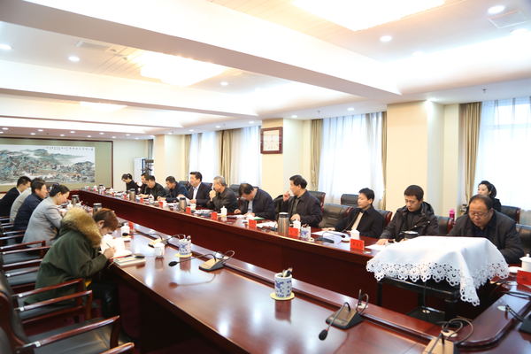1月11日，内蒙古自治区政协召开座谈会，组织委员、官员、企业、农牧民、人民政协报记者就“龙头企业和农牧民利益联结机制”专题协商产生的效应座谈分析 (1)
