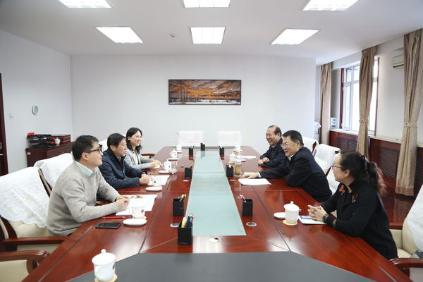 12日，内蒙古自治区政协主席任亚平接见人民政协报副总编原哲一行