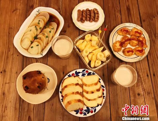 杨小娜做的早餐每天都要有肉、有蔬菜水果、流食、主食，可以做到一个月不重复。受访者提供