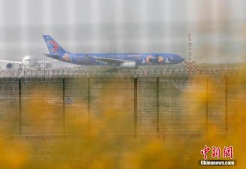 资料图：2017年4月26日，东航首架迪士尼主题彩绘飞机在北京首都国际机场准备起飞。<a target='_blank' href='http://www.chinanews.com/'>中新社</a>记者 刘关关 摄