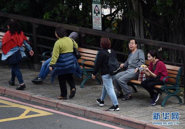 　1月17日，游客在台北市北投区街头休息。