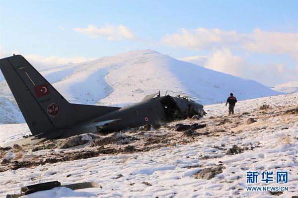 　这是1月17日在土耳其南部伊斯帕尔塔省拍摄的军用运输机坠机残骸。土耳其武装部队总参谋部17日发表声明说，土空军一架运输机当天在该国伊斯帕尔塔省坠毁，3名机组人员全部丧生。