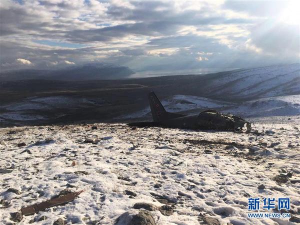 这是1月17日在土耳其南部伊斯帕尔塔省拍摄的军用运输机坠机残骸。土耳其武装部队总参谋部17日发表声明说，土空军一架运输机当天在该国伊斯帕尔塔省坠毁，3名机组人员全部丧生。