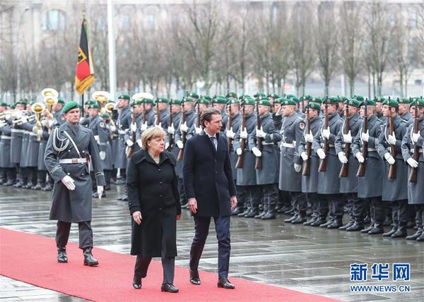 1月17日，在德国首都柏林，德国总理默克尔（前左）在欢迎仪式上和来访的奥地利总理库尔茨（前右）检阅仪仗队。当日，奥地利总理库尔茨访问德国。