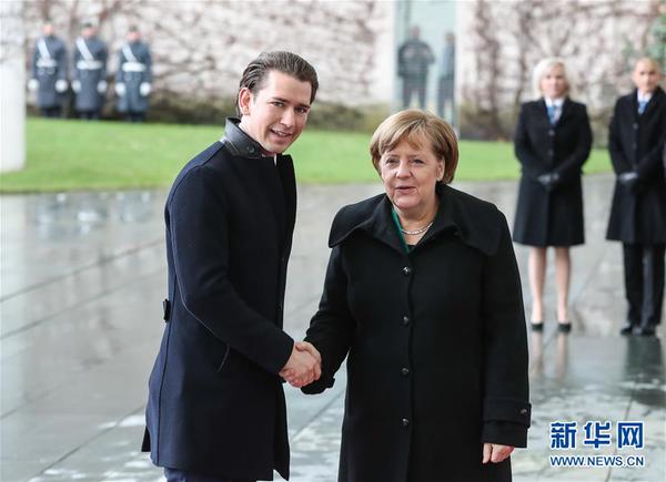 1月17日，在德国首都柏林，德国总理默克尔（右）在欢迎仪式上和来访的奥地利总理库尔茨握手。 当日，奥地利总理库尔茨访问德国。