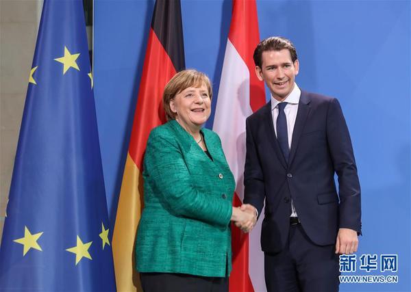 1月17日，在德国首都柏林，德国总理默克尔（左）和来访的奥地利总理库尔茨在新闻发布会后握手。 当日，奥地利总理库尔茨访问德国。