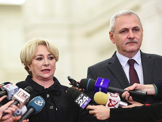 1月17日，布加勒斯特，罗马尼亚新总理人选登奇勒（左）与社民党主席利维乌·德拉格内亚接受媒体记者采访。（新华/法新）