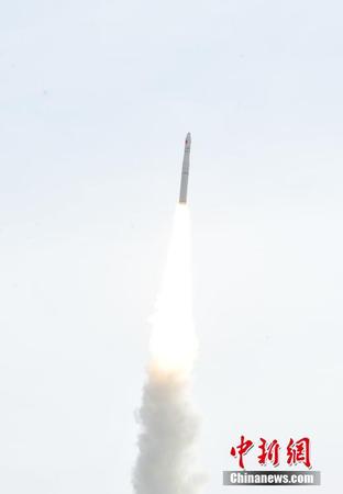 1月19日12时12分，中国长征十一号固体运载火箭在酒泉卫星发射中心腾空而起，成功将吉林一号视频07、08星和4颗小卫星发射升空。图为火箭腾空瞬间。