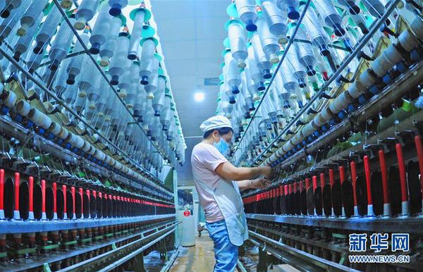 　1月18日，江苏省连云港市海州区一家纺织企业工人在生产线上工作。