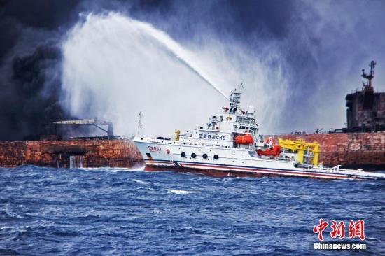 1月12日上午10时25分，“桑吉”轮与“长峰水晶”轮碰撞事故现场灭火作业第三次启动。图为“东海救117”轮向“桑吉”轮喷射泡沫降温灭火。1月6日19：51时左右，巴拿马籍油船“桑吉”轮与中国香港籍散货船“长峰水晶”轮在长江口以东约160海里处发生碰撞。中新社发 上海海上搜救中心供图