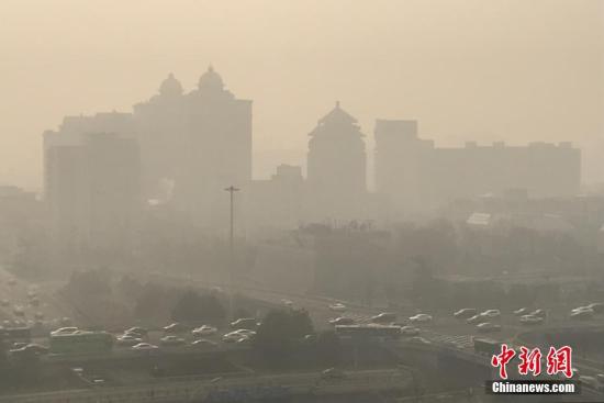 12月29日，雾霾中的北京建国门桥地区。北京市于28日发布空气重污染蓝色预警，预计28日夜间至29日夜间北京市空气质量将达到重度污染水平，29日夜间将逐步改善。 <a target='_blank' href='http://www.chinanews.com/'>中新社</a>记者 李慧思 摄
