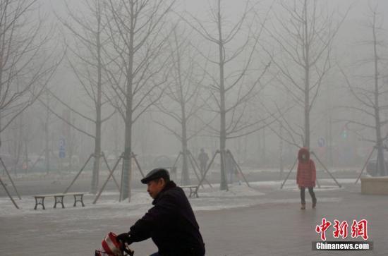 资料图：天津雾霾天气。中新社记者 佟郁 摄
