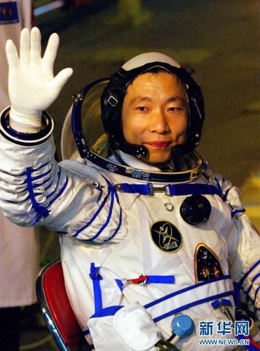 2003年10月15日，执行中国首次载人航天飞行任务的航天员杨利伟出发登舱前挥手致意。　新华社记者 李刚 摄 图片来源：新华网