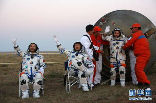 2008年9月28日，神舟七号返回地球，航天员翟志刚、刘伯明、景海鹏（从左至右）自主出舱后向现场搜救人员挥手致意。新华社记者 王建民 摄 图片来源：新华网