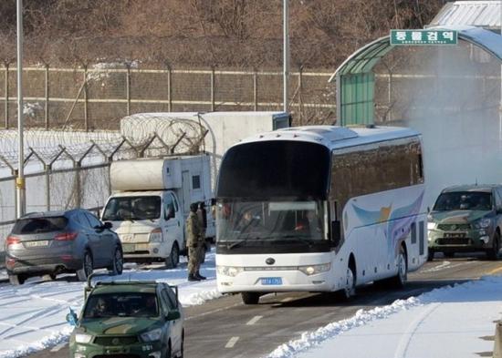 朝鲜女子冰球代表团抵韩 将与韩球员组队参加冬奥