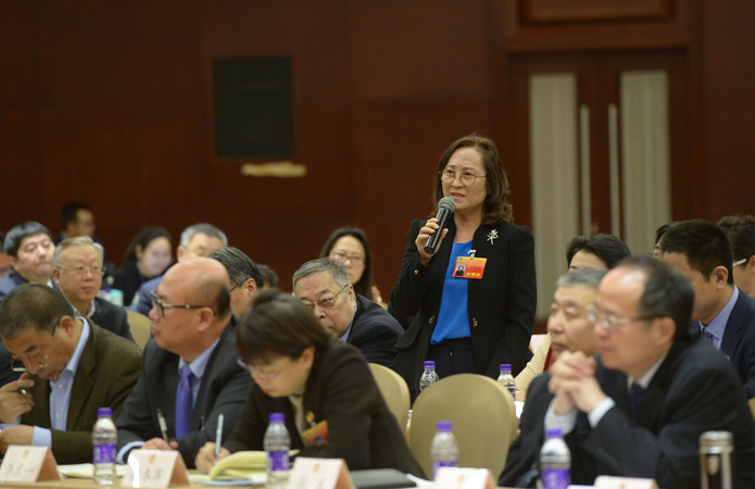 北京市政协十三届一次会议举行专题座谈会 委员们争相发言